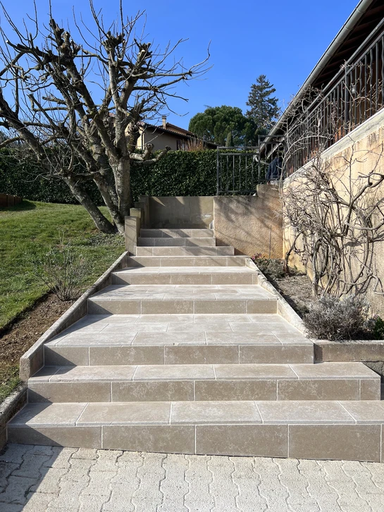 Deux personnes travaillent autour d'une table blanche sur des plans d'architecture